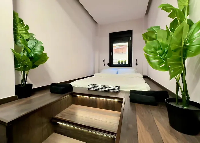 Four Seasons - The Crown Apartment