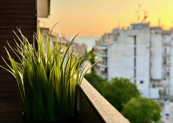Four Seasons - The Crown Apartment
